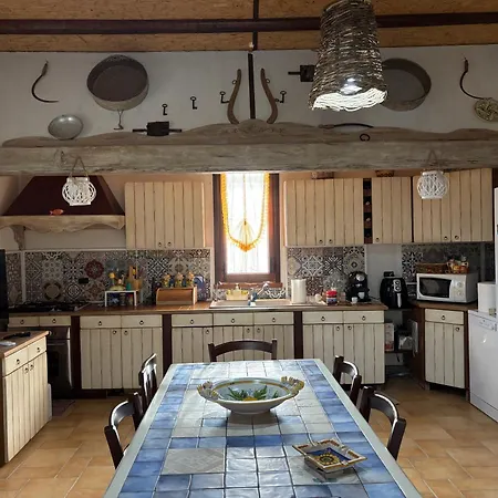 Akra Domus